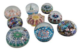 MIXED SELECTION OF 20TH CENTURY STUDIO ART GLASS PAPERWEIGHTS