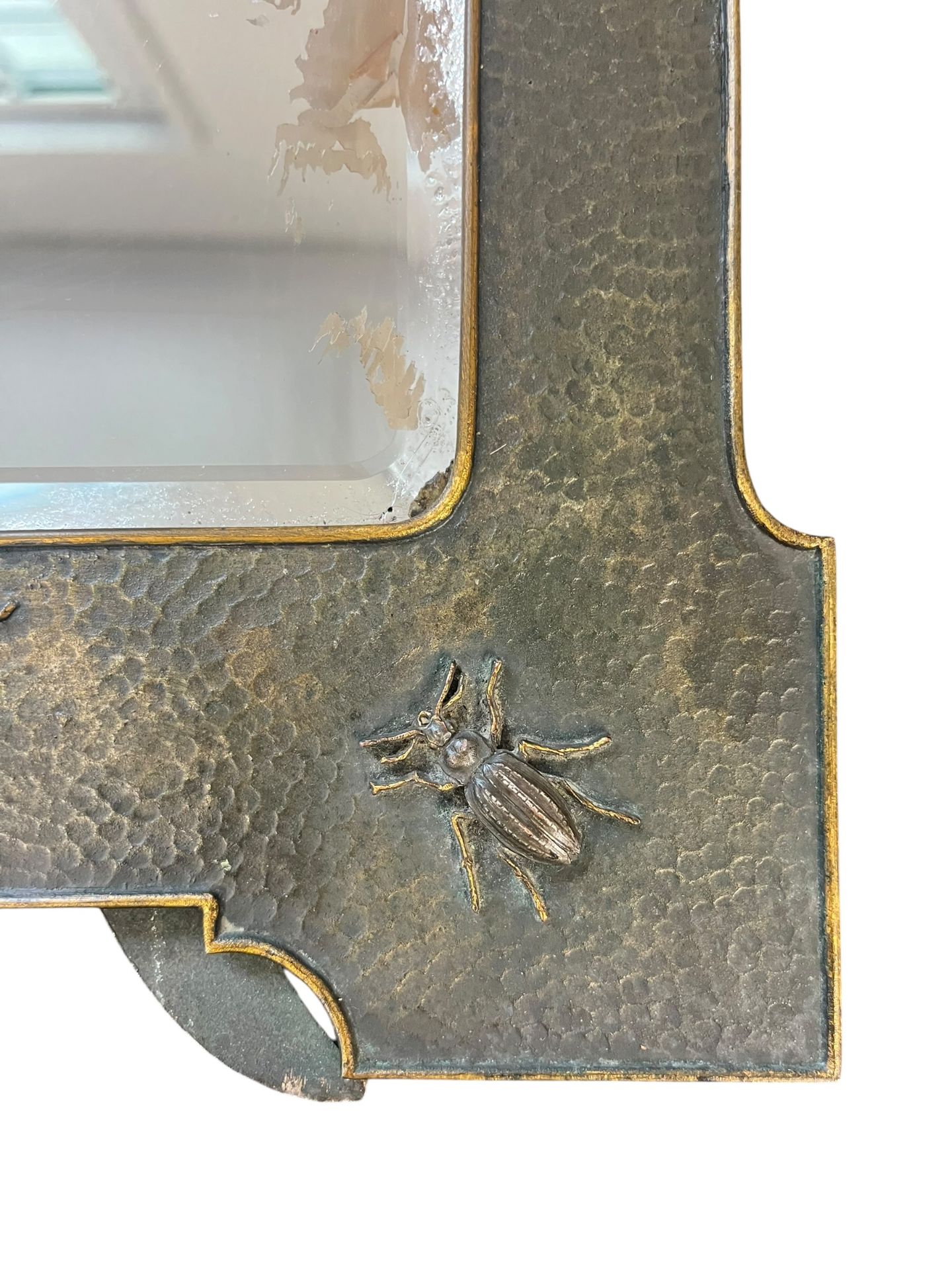 A 20TH CENTURY LIBRETY STYLE ART NOUVEAU BRASS DESK TABLE MIRROR - Image 4 of 6
