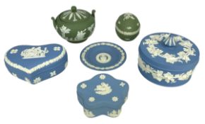 COLLECTION OF WEDGWOOD JASPERWARE ITEMS INCLUDING TRINKET BOXES