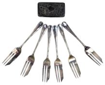 GEORGE V HALLMARKED SILVER SNUFF BOX & A CASED SILVER CAKE FORKS