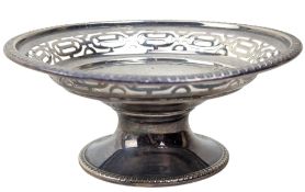 20TH CENTURY GEORGE V HALLMARKED SILVER FOOTED BOWL / BON BON DISH