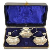 CASED EDWARD VII HALLMARKED SILVER 3 PIECE CRUET SET