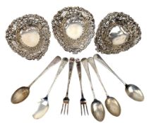THREE VICTORIAN HALLMARKED SILVER BON BON DISHES / TRINKET DISHES & SILVER TEASPOONS