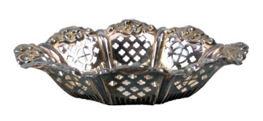 AN EARLY 20TH CENTURY EDWARD VII HALLMARKED SILVER BON BON DISH