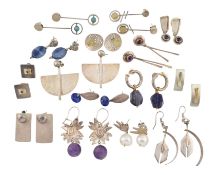 COLLECTION OF SILVER WHITE METAL & GEM SET EARRINGS