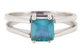 14ct WHITE GOLD BLUE & PURPLE STONE FLIP RING