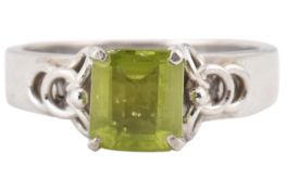 18CT WHITE GOLD & PERIDOT RING