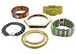 COLLECTION OF BAKELITE & PLASTIC BANGLES