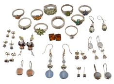 COLLECTION OF SILVER WHITE METAL RINGS & EARRINGS