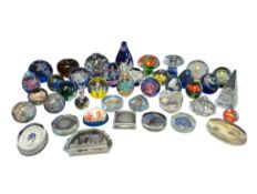LARGE COLLECTION OF LATE 20TH CENTURY VINTAGE GLASS PAPERWEIGHTS