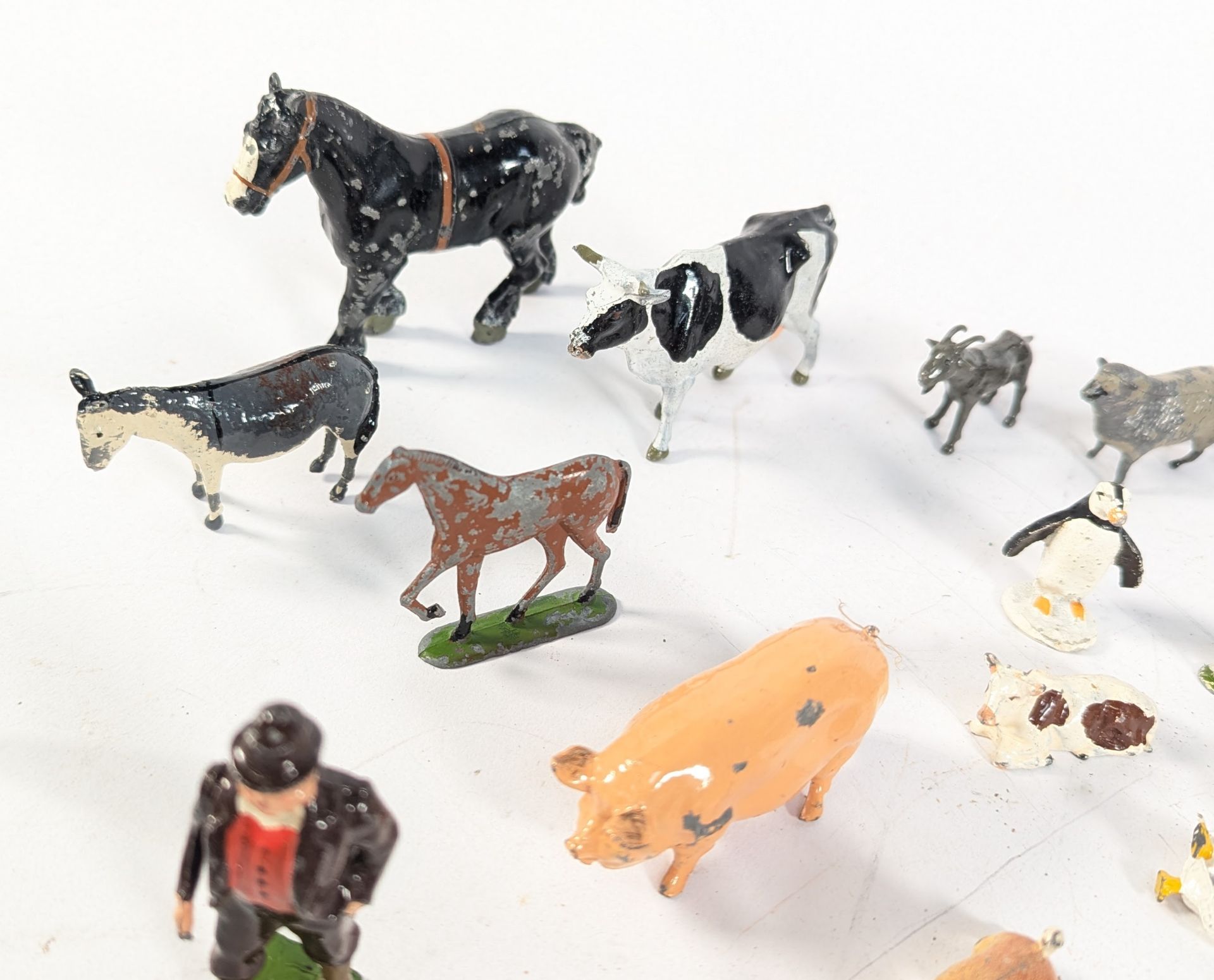 COLLECTION OF VINTAGE BRITAIN'S FARM ANIMALS & LESNEY PETROL INTEREST MODELS - Bild 5 aus 9