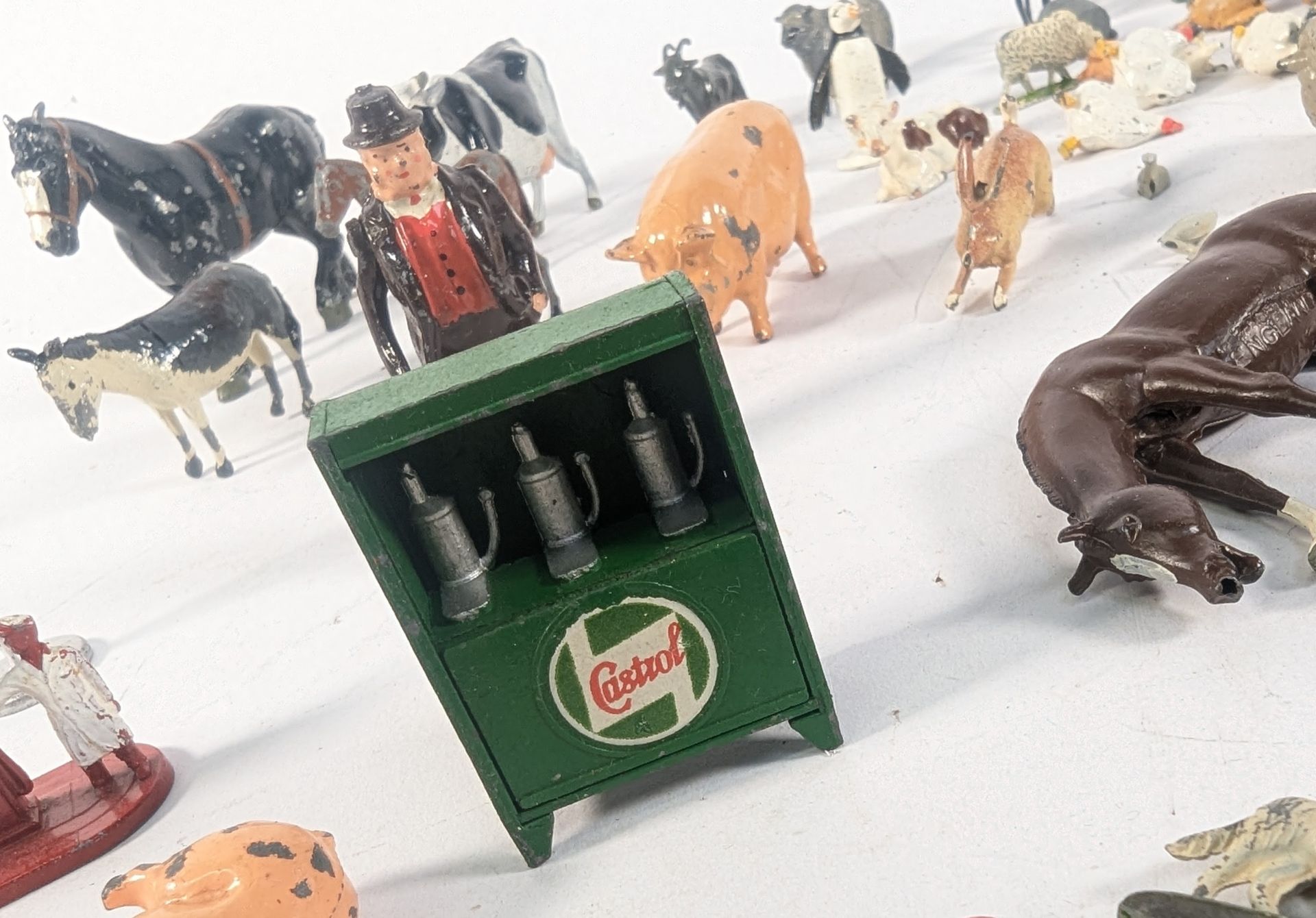 COLLECTION OF VINTAGE BRITAIN'S FARM ANIMALS & LESNEY PETROL INTEREST MODELS - Bild 6 aus 9