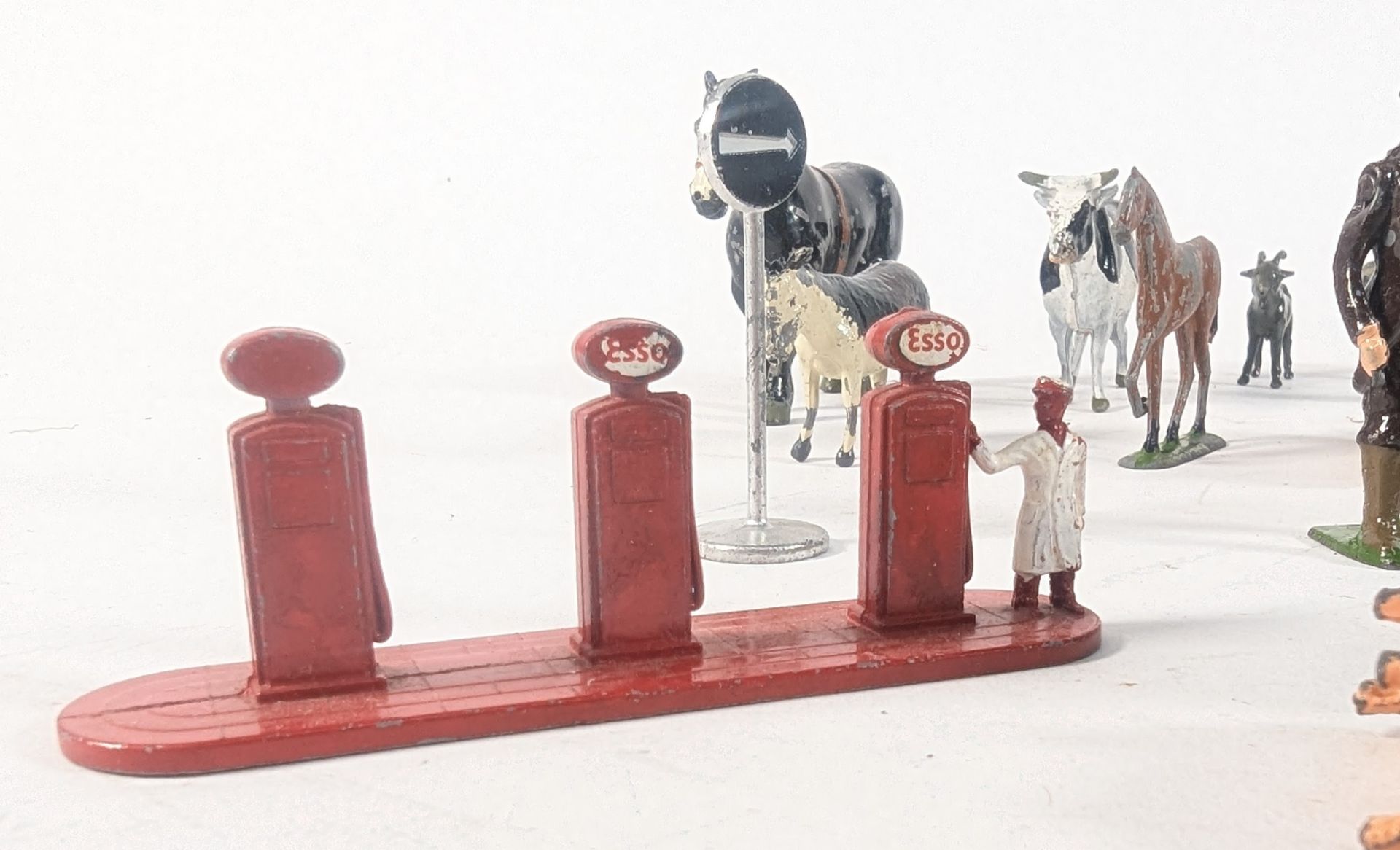 COLLECTION OF VINTAGE BRITAIN'S FARM ANIMALS & LESNEY PETROL INTEREST MODELS - Bild 9 aus 9