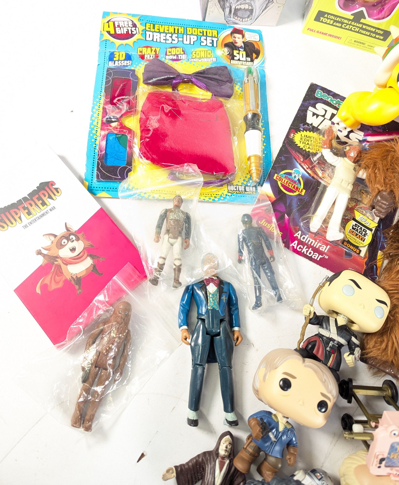 RETRO TOYS - COLLECTION OF VINTAGE FIGURES TOYS & GAMES - Image 5 of 9