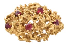 1970S RUBY & GOLD BRUTALIST RING