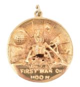 9CT GOLD 'FIRST MAN ON THE MOON' APOLLO 11 NECKLACE PENDANT