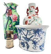 TWO 20TH CENTURY CHINESE PORCELAIN VASES & A WATER PIPE 青花粉彩花瓶和水烟一组