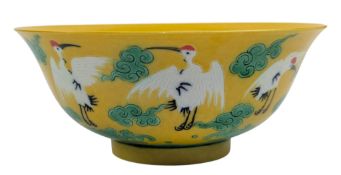 CHINESE YELLOW GROUND WITH CRANES PORCELAIN BOWL 黄地绿彩白鹤盌
