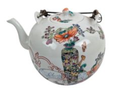 CHINESE FAMILLE ROSE 'HUNDRED ANTIQUES' PORCELAIN TEAPOT WITH COVER 清/民国 粉彩博古纹茶壶
