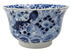 19TH CENTURY CHINESE BLUE & WHITE 'FISH & ALGAE' PORCELAIN TEA BOWL 清 宣德款 青花鱼藻纹茶杯