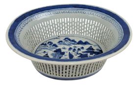 19TH CENTURY CHINESE EXPORT BLUE & WHITE RETICULATED CHESTNUT BASKET 清 青花外销栗子篮