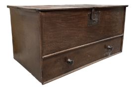 18TH CENTURY WELSH OAK COFFER BACH / CHEST
