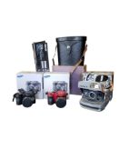 COLLECTION OF VINTAGE & CONTEMPORARY CAMERAS & ACCESSORIES