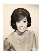 AMERICAN ACTORS - MARY TYLER MOORE (D.2017) - SIGNED VINTAGE 8X10