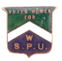 SUFFRAGETTE INTEREST - ORIGINAL EARLY 20TH CENTURY VOTES FOR WOMEN BADGE