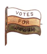 SUFFRAGETTE INTEREST - ORIGINAL EARLY 20TH CENTURY VOTES FOR WOMEN BADGE