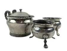 GEORGE III HALLMARKED SILVER MUSTARD POT & PAIR OF VICTORIAN SILVER TABLE SALTS
