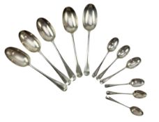 COLLECTION OF GEORGE V HALLMARKED SILVER SERVING SPOONS & SILVER TEASPOONS