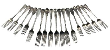 COLLECTION OF 17 PIECES OF VICTORIAN HALLMARKED SILVER FORKS