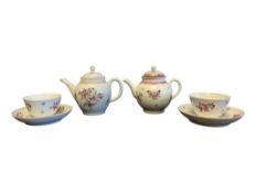 A PAIR OF 18TH CENTURY LOWESTOFT CHINA TEAPOTS & A PAIR OF TEA BOWLS W/ SAUCERS
