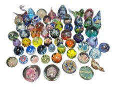 LARGE COLLECTION OF 20TH CENTURY VINTAGE STUDIO GLASS PAPERWEIGHTS