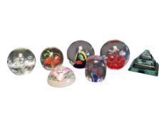 COLLECTION OF LATE 20TH / EARLY 21ST CENTURY GLASS PAPERWEIGHTS