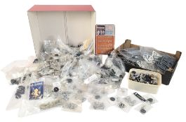 WARGAMING MINIATURES - LARGE COLLECTION OF FANTASY/SCI-FI FIGURES