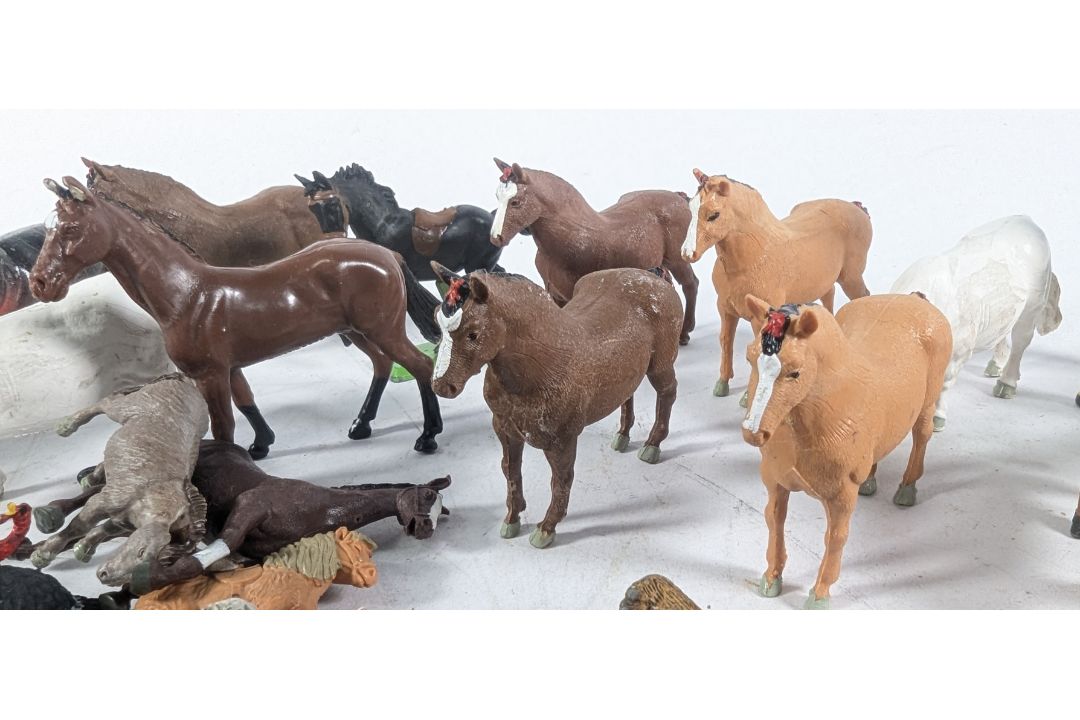 BRITAINS - COLLECTION OF PLASTIC FARM ANIMAL FIGURES - Image 6 of 7