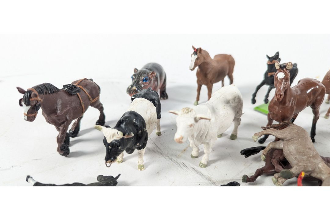 BRITAINS - COLLECTION OF PLASTIC FARM ANIMAL FIGURES - Image 5 of 7