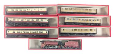 MODEL RAILWAY - HORNBY OO GAUGE LOCOMOTIVE & x6 CARRIAGES