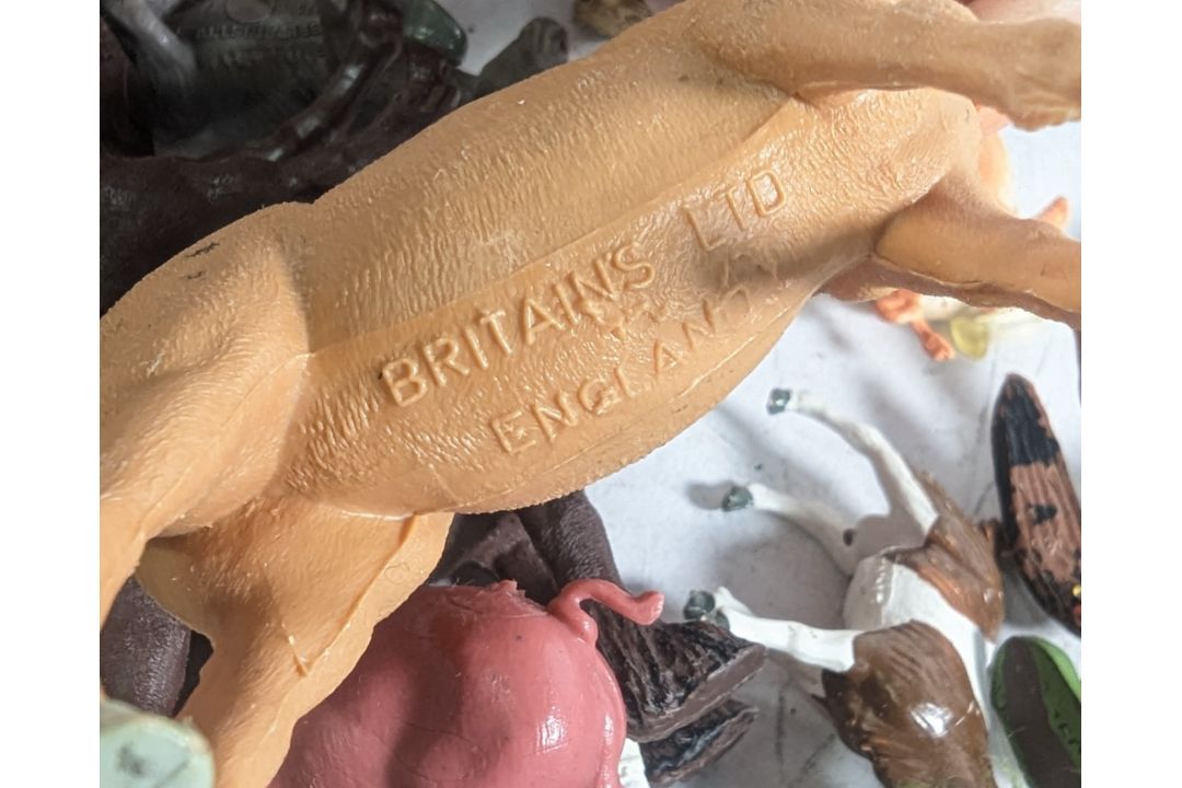 BRITAINS - COLLECTION OF PLASTIC FARM ANIMAL FIGURES - Image 4 of 7