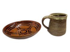 PETER DICK & JILL FRANCES FOR WINCHCOMBE POTTERY PLATE & CH BATH MUG - STUDIO 20TH CENTURY STONEWARE