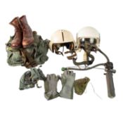 LUFT- UND RAUMFAHRT - Konvolut Pilotenkleidung, Helme und Accessoires, 