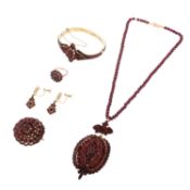 Reichhaltiges Konvolut Granatschmuck, 