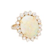 Ring mit Opal entouriert von Brillanten zus. ca. 0,9 ct, 