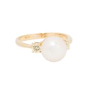 Ring mit feiner Akoyaperle flankiert von Brillanten 