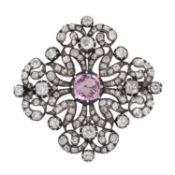 Historische Brosche mit pinkem Saphir, 