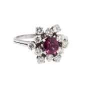 Ring mit Rubin entouriert von 12 Brillanten 