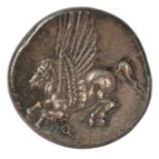 Antike / Korinth - Stater, Pegasus mit Helm nach links q / Athena Kopf nach links, 
