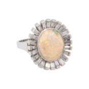 Ring mit Crystal-Opal umgeben von Diamanten
